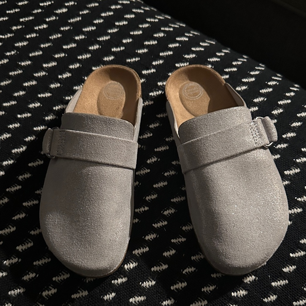 Wonder Nation Light Gray Kids Slip-On Sandals